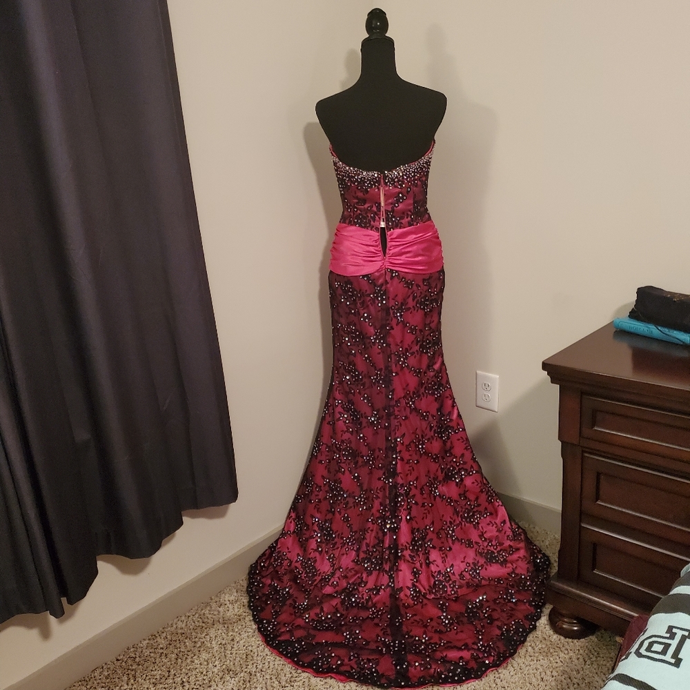 Tiffany Gown. Vintage Style. Sz. 6. Fuchsia & Black with train. Beautiful Gown! - Picture 2 of 5